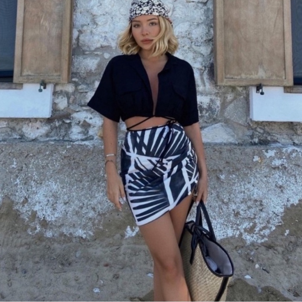 Zara Black and White Graphic mini skirt